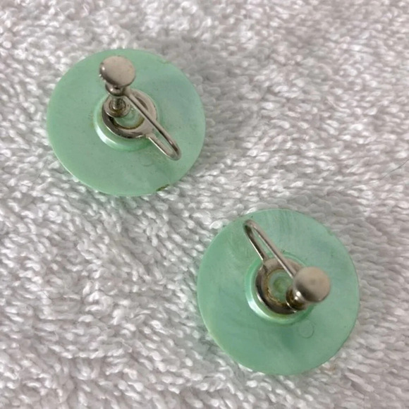 Vintage Light Green Pearlescent Plastic Circles Clip  On Earrings - Picture 2 of 8